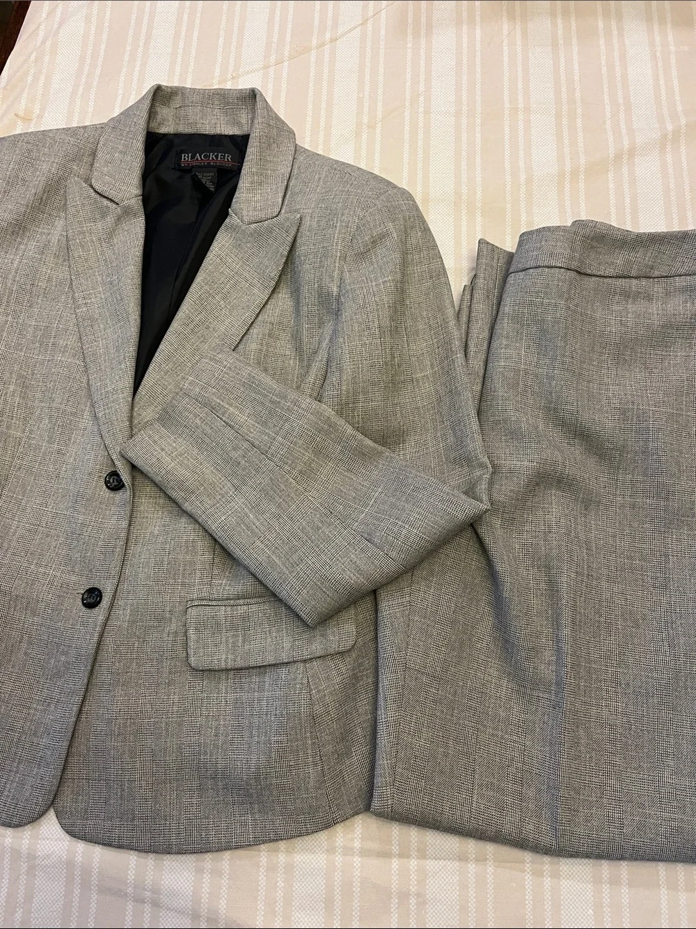 Blacker Women's Light Gray Two-Piece Suit - Tailored Blazer & Matching Pants.